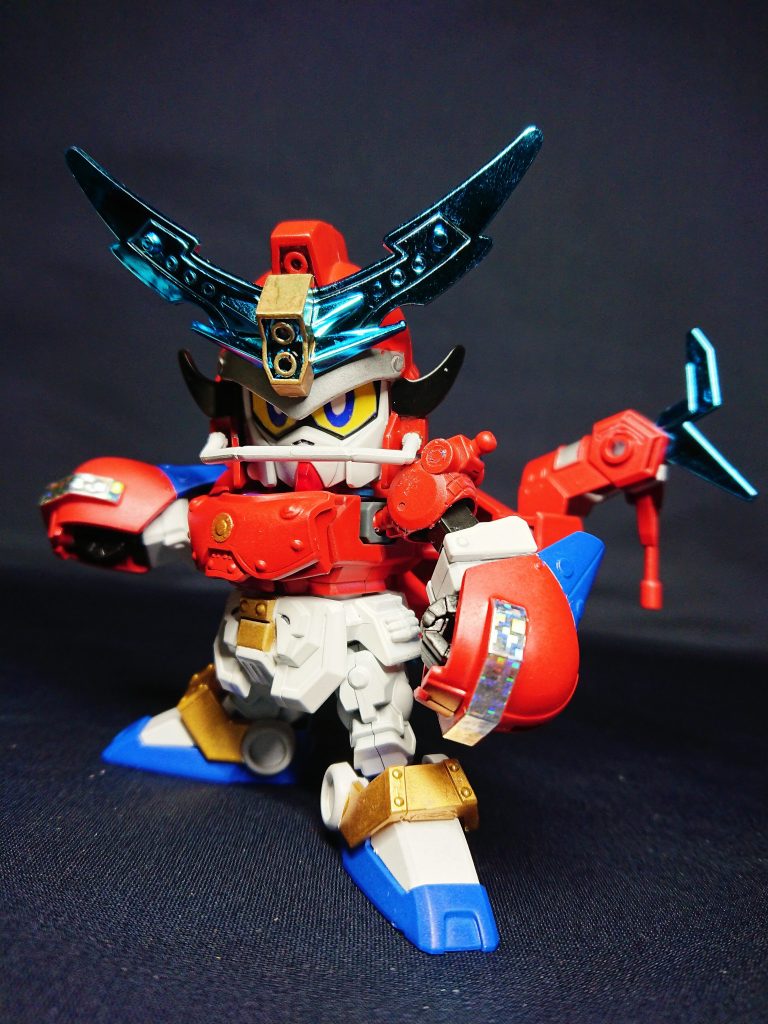 拳にワイヤー、そして紅鉄肩の内部にネオジムを取り付け、ブンドド時に自然な可動ができるようにしています。