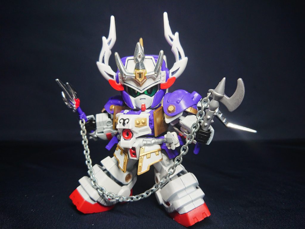 アンカー&ブレイカーを持たせると重心バランスが取れます。なお、武器&肩アーマー懸架時はゴツい見た目の向上ついでに武器のチェーンを首に回し、1/144ボルトの足パーツ内にパテを詰め重心バランスを取り、後ろに倒れないようになっています。