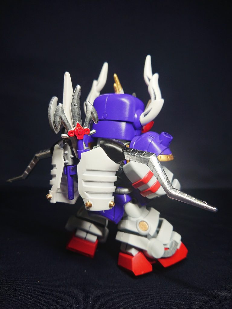 背部はスーパーモード時の肩アーマーと、武器のライトニングアンカー&ライトニングブレイカーを懸架しているため、重心が後ろになりやすいです。