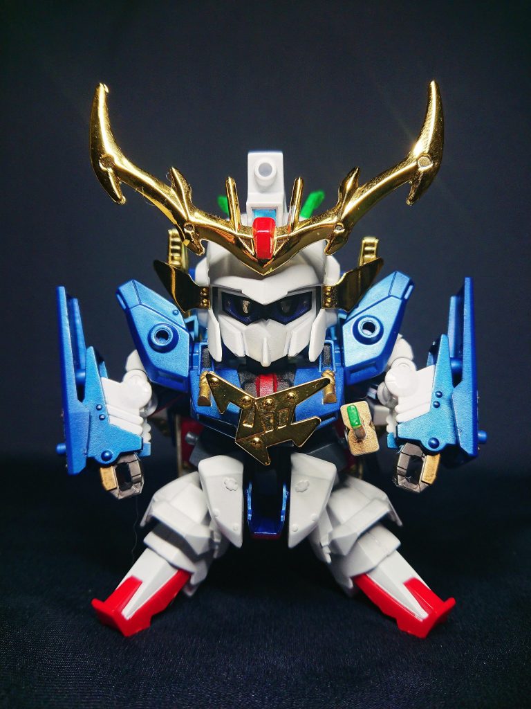 過去に制作していた物を使用しているため、一部パーツや塗装はそのまま利用している箇所もあります。全体に間接を追加し、頭身のアップをしています。闘覇用強化ユニットの都合上改修していませんが、肩接続部分をいじってもう少しマッシブになる予定でした。