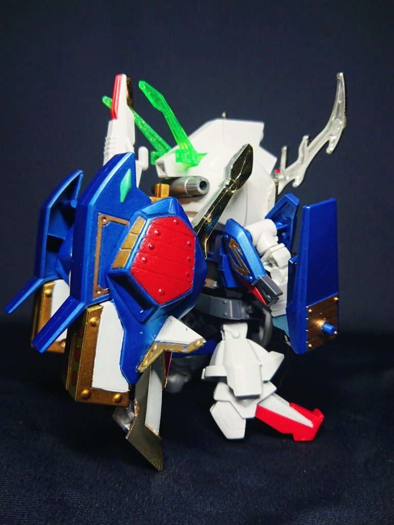 頭身が伸びたことにより、バックパックの重さで重心が後ろにかかり倒れてしまいますが、バックパック取り付け位置を変更し支えるようにしています。