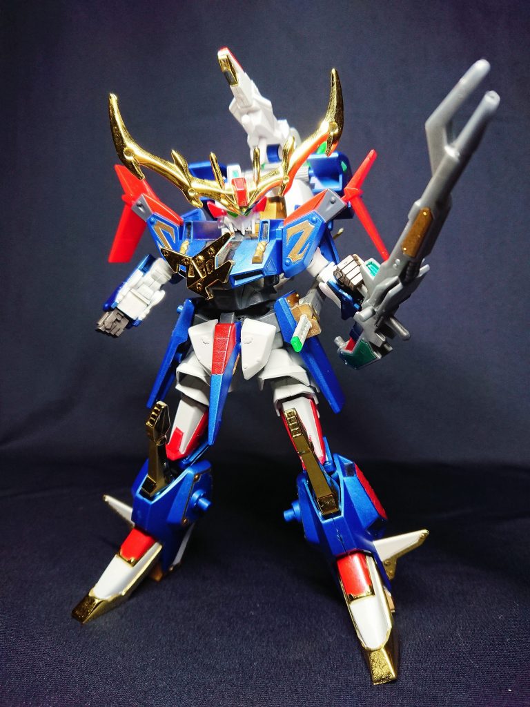 逆手持ちの大目牙閃光銃は、拳の変更によりそのままでは持たせられません。目牙守羽多で接続するピンが変形の妨げにならないよう、持ち手の一部を太らせ引っかけるように持たすことで解決。