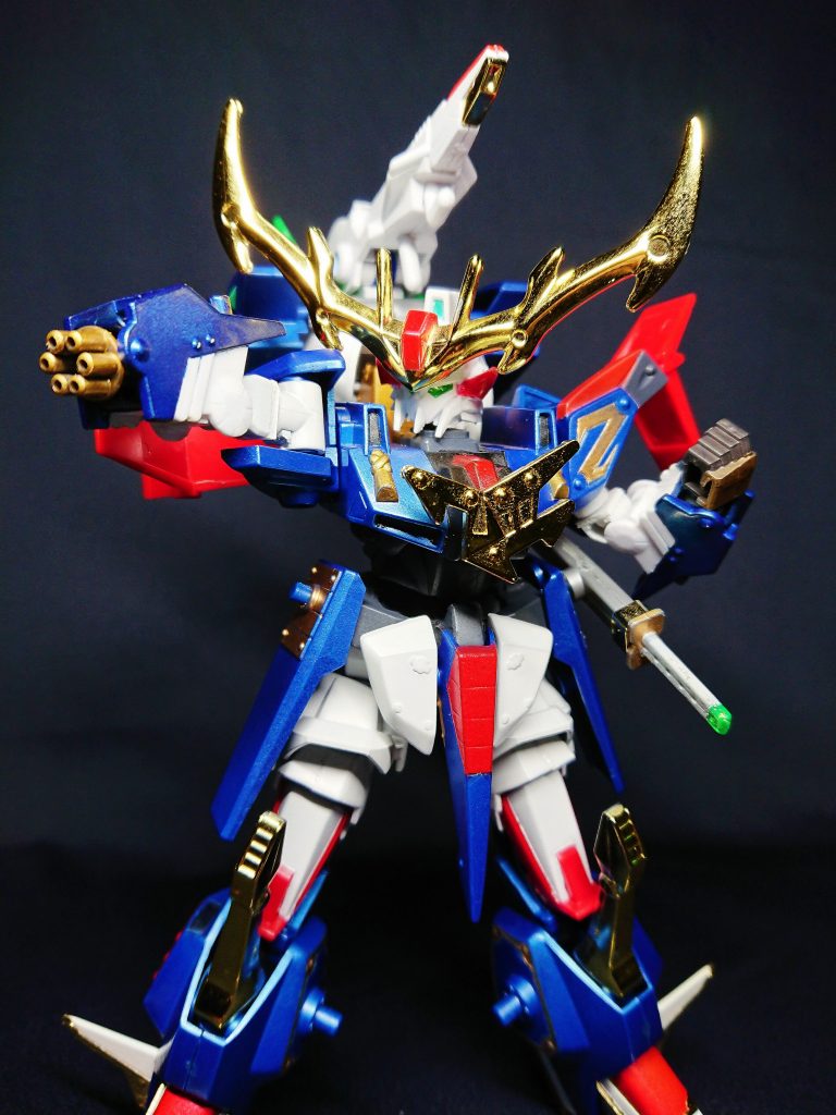 回転機関砲(ガトリングキャノン)は4門から6門になり、拳回転ではなく拳との取り替えに変更しました。未使用時はバックパックや足の隙間に保管しておきます。