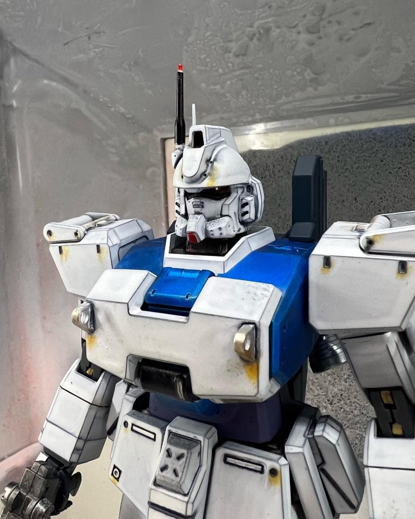 鉄から滲み出るサビを表現しました。