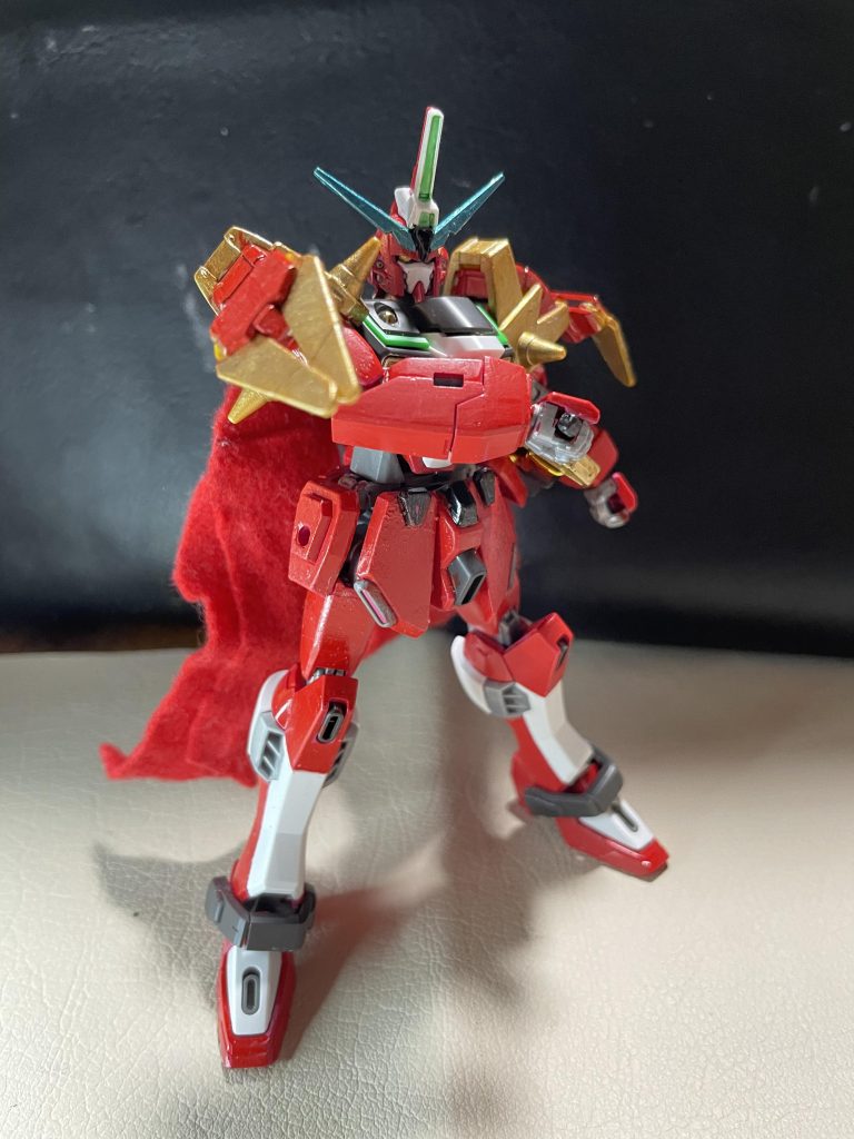 まず素立ちです。SD LGBB武者飛駆鳥の刀を装備して肩とバックパックをジャスティスナイトに変更してジャスティスカラーをモンザレッドで塗装してます。そしてポージングは抜刀前をイメージしてます😊