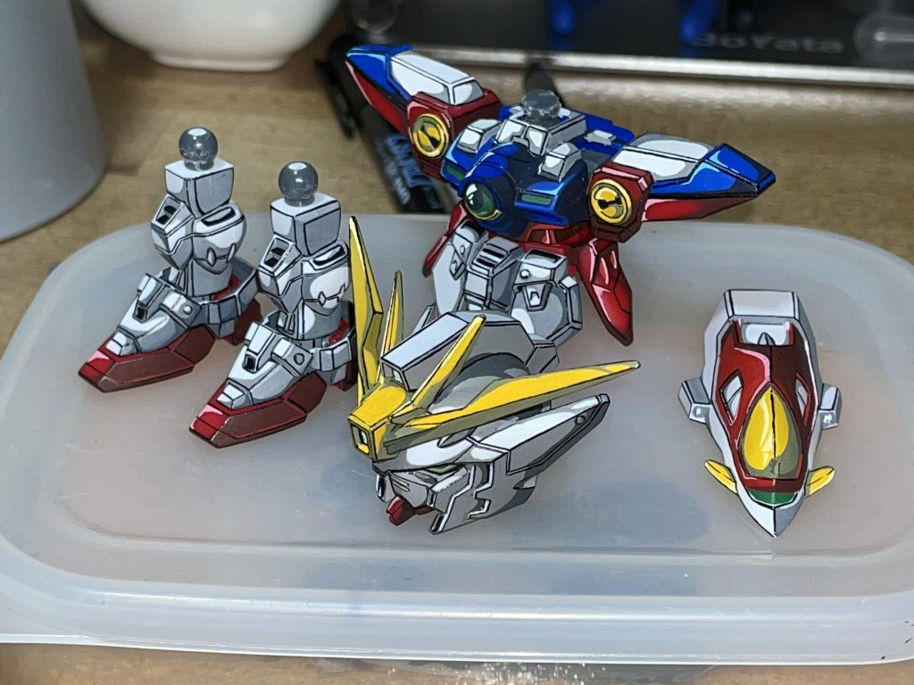 塗り分けが本当に大変なんですよね。特に肩が赤の成型色に白と黄色を乗せなくてはならないのが厳しいです…。