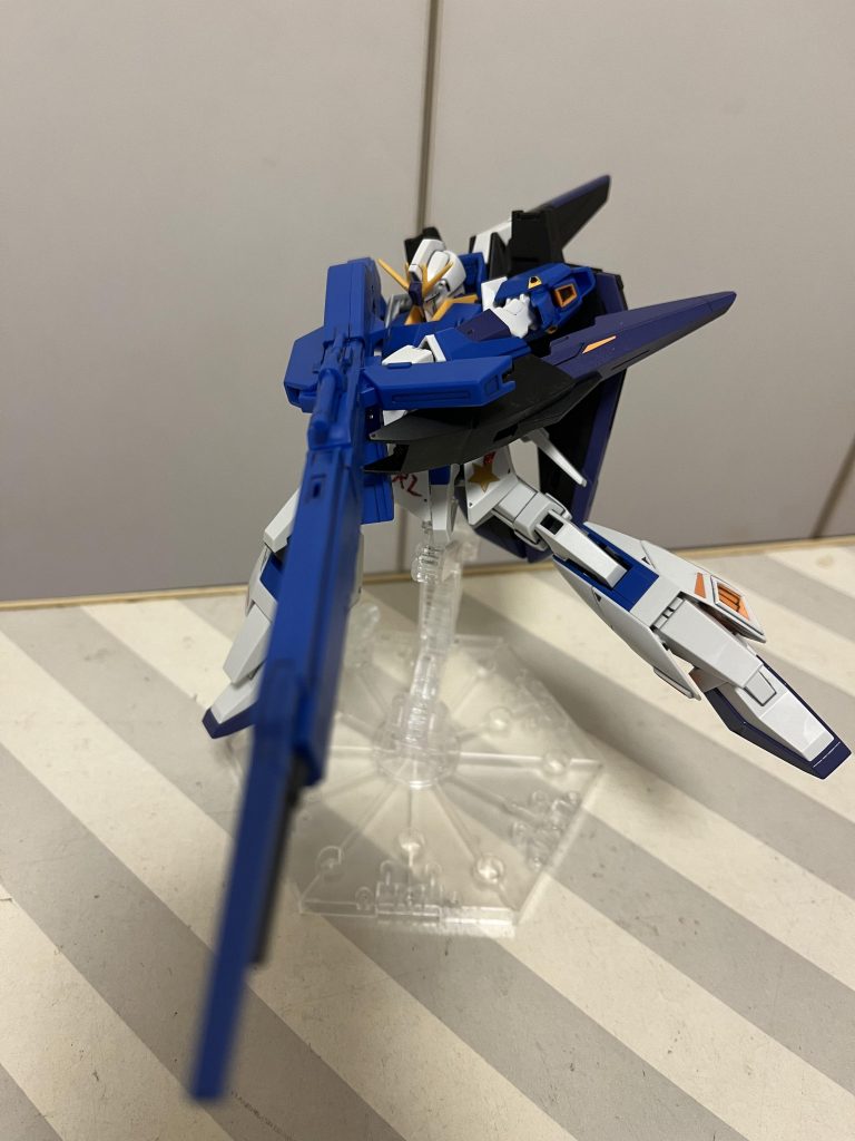 私は初めてΖガンダムという作品に触れたのは所謂エウティタのゲームからだったので、ハイメガのフォアグリップを使うイメージが全くないんですよねw  あのゲーム、左手はハイメガの真ん中辺りを支えて撃つので。