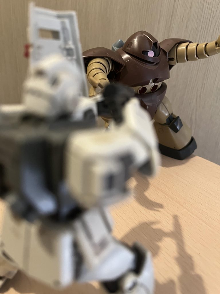 HGUCゴッグ。指が全部可動して楽しいです。作った当時は1/60のストライクの武装がちょうど持てて遊べたので、それでブンドドしてました。1/60のシュベルトゲベールを持つゴッグが好きでした!