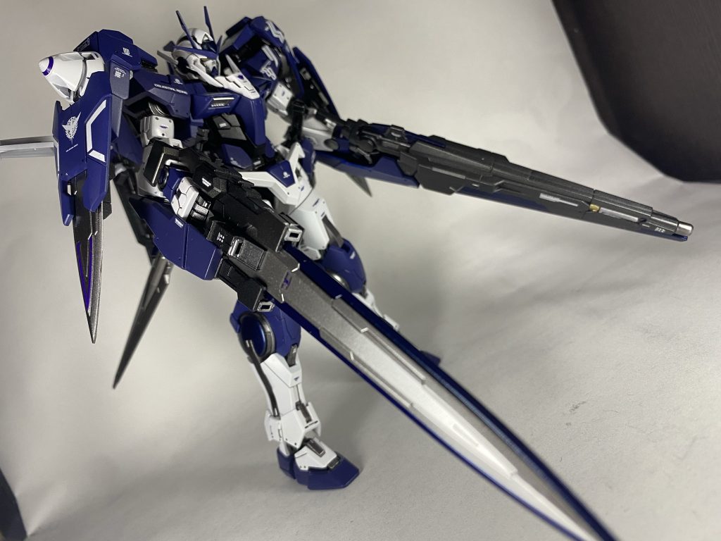 カラーリングブルー部分を・ティターンズブルー2・マーズダークブルーで塗り、通常より濃いめの配色にしました。クリアパーツ部はダークメタリックブルーです。HGよりGNソードⅡブラスターを移植しています。