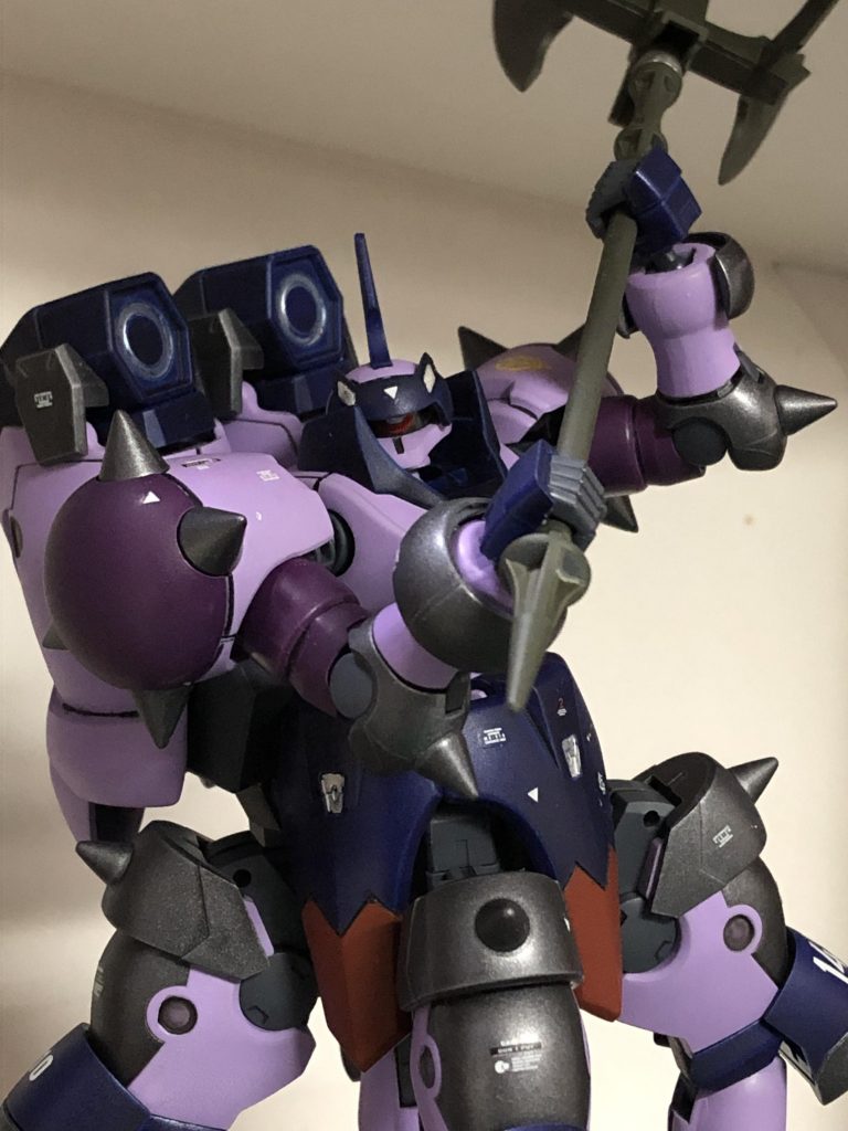 切りかかる感じに、足4本だと踏み込む構えがとりづらい