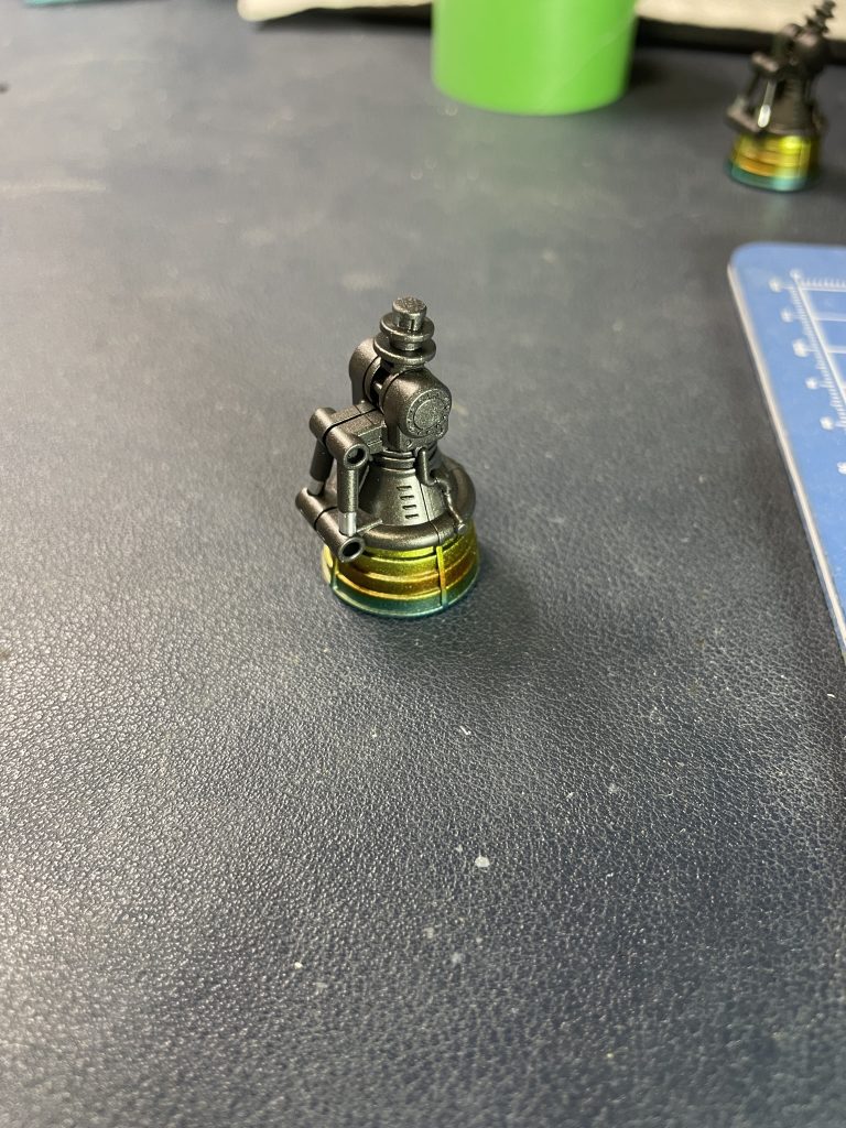 バーニアスターブライトシルバーからクリアブルー クリアオレンジ クリアイエローを順に塗装しましたブルー→オレンジがいい感じにいかず間にパープルかピンクあたり入れればよかったなと次 することはほぼ無いと思うけど次回に活かしますほんとはいろんなとこをシルバーで部分塗装してやろうと思ったけど面倒で断念 多分真のモデラーになれないのはこの面倒臭がりな性格のせい…