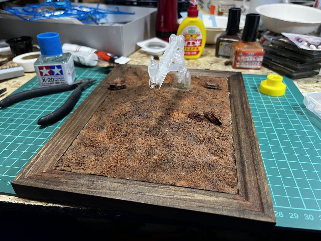 ウェザリングカラーのステインブラウン、マットアンバー、ラストオレンジの順で塗って単調にならないよう気をつけながら酸化鉄の赤っぽい土を目指しました。何も伝えてない友人に火星?って言ってもらえたのでとりあえず成功かと思ってます。