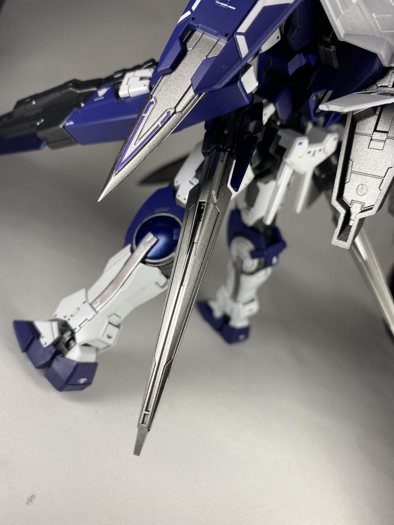 こだわりポイントとして、金属色でフレームや武器の塗装をしました。GNソードⅡやシールド部のシルバーが良い発色してくれてます。