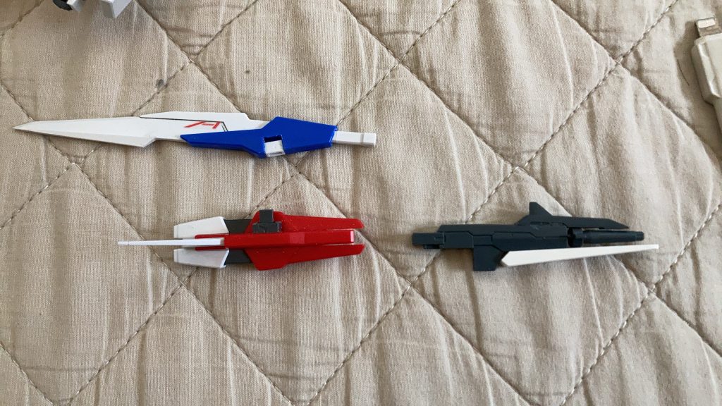 大型のウイングと双剣を兼ねた「アスモデウス対艦双刀」武装のラックとしても使える「ダブルバレットキャノン」ツインドッズライフルを強化、改修し、速射性を高めたライフル「ツインシグマドッズライフル」それら全てが両腕に搭載されており、足にはカウルミサイルや脚部ビームサーベルなどの武装もあるため、腕が無くなってもある程度の戦闘がおこなえます。