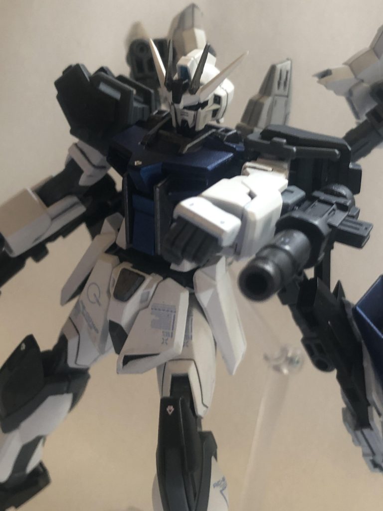 左腕にはビーム砲を装備している。レールガンが発射までにタイムラグが生じるので連射が可能なこちらで牽制する。右腕にもレールガンと選択式で装備可能。