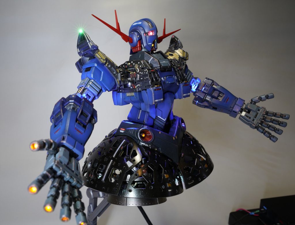 メカ部分の塗装は大変ですけど結構楽しかった。内部も見えませんが塗りました。