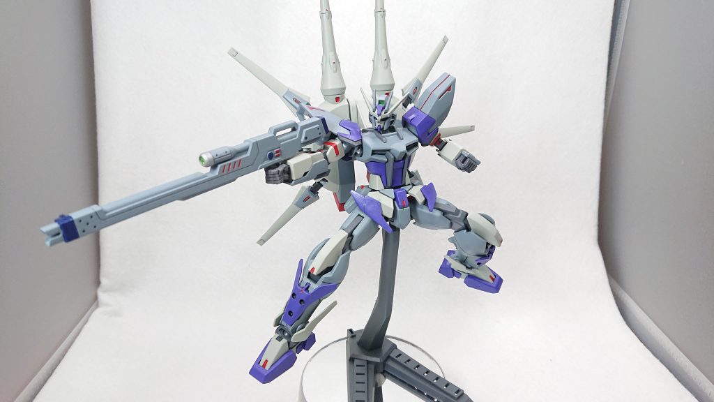 頭部    :ストライクボディ   :ストライク腰部    :ダブルオースカイ肩     :ビルドストライク腕部    :ストライク脚部    :ダブルオースカイバックパック:レジェンド武装    :レジェンドのビームライフル