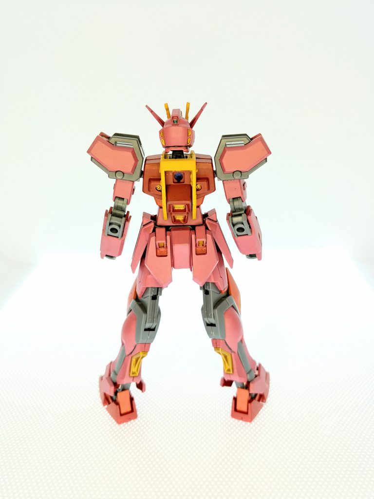 「汎用拡張装備計画」はストライクガンダムのストライカーシステムを発展させた構想で、背部、肩部だけでなくそのほかの部分にも追加装備を施すことで更なる性能向上や戦局に対応することを目的にした構想。標準的なストライカーシステムに頼らない新たな選択肢でガンプラバトルを勝ち残る為に考え出した。