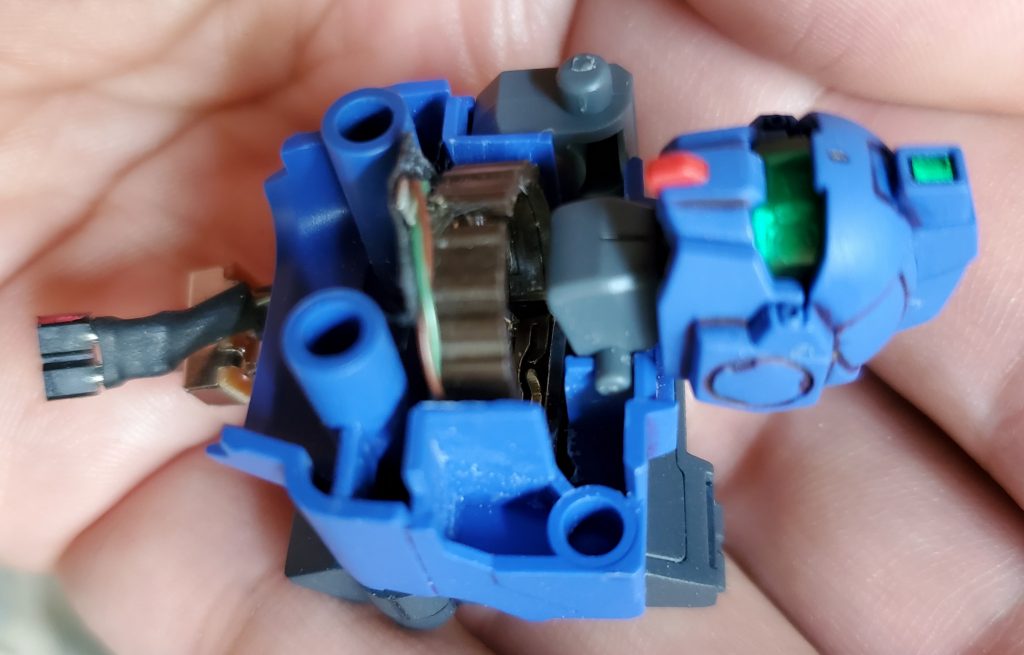 電池コアを胴体に収めて