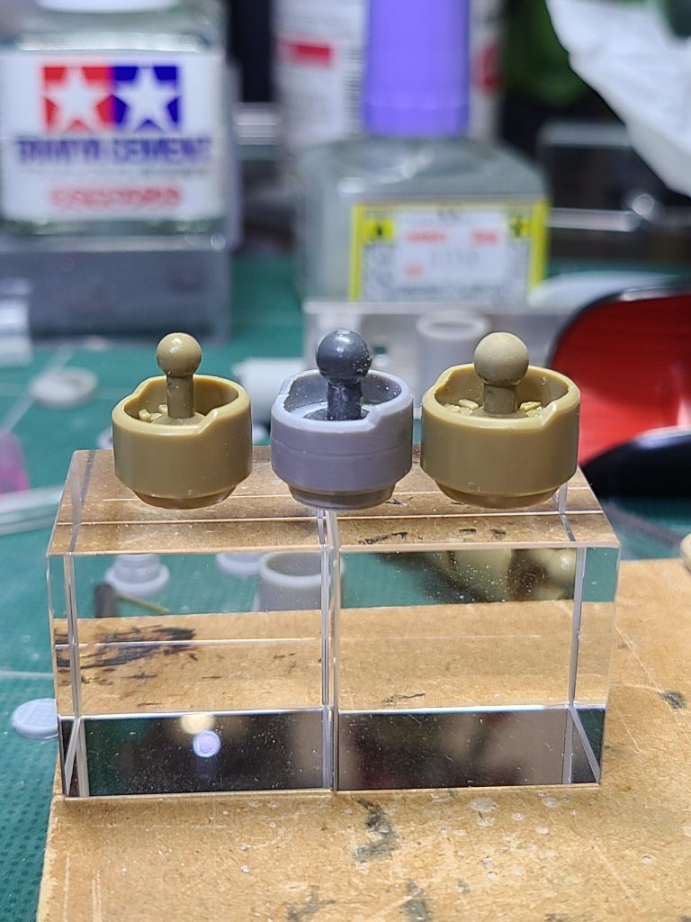 左腕を延長するためのパーツが適当なものがなかったので、ジャンクパーツから製作してます。写真はガンタンク初期型の転輪を加工したものです。