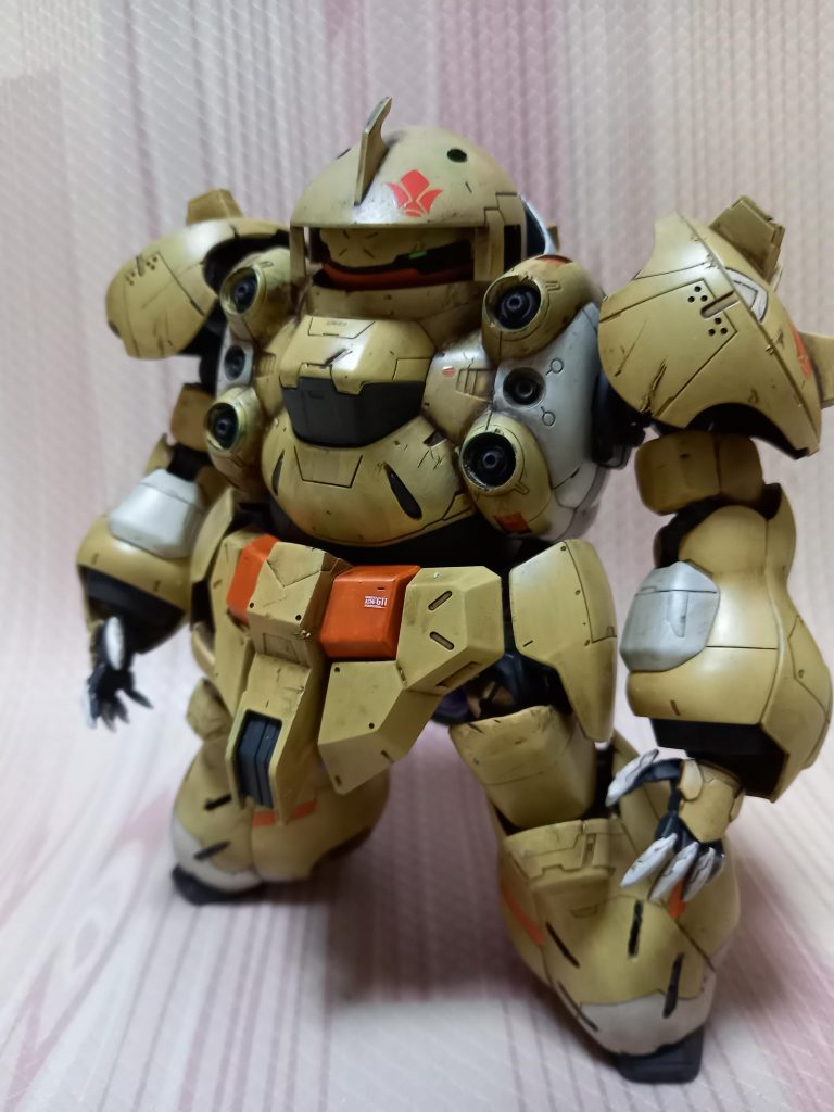 二の腕もパテで太くしてます。