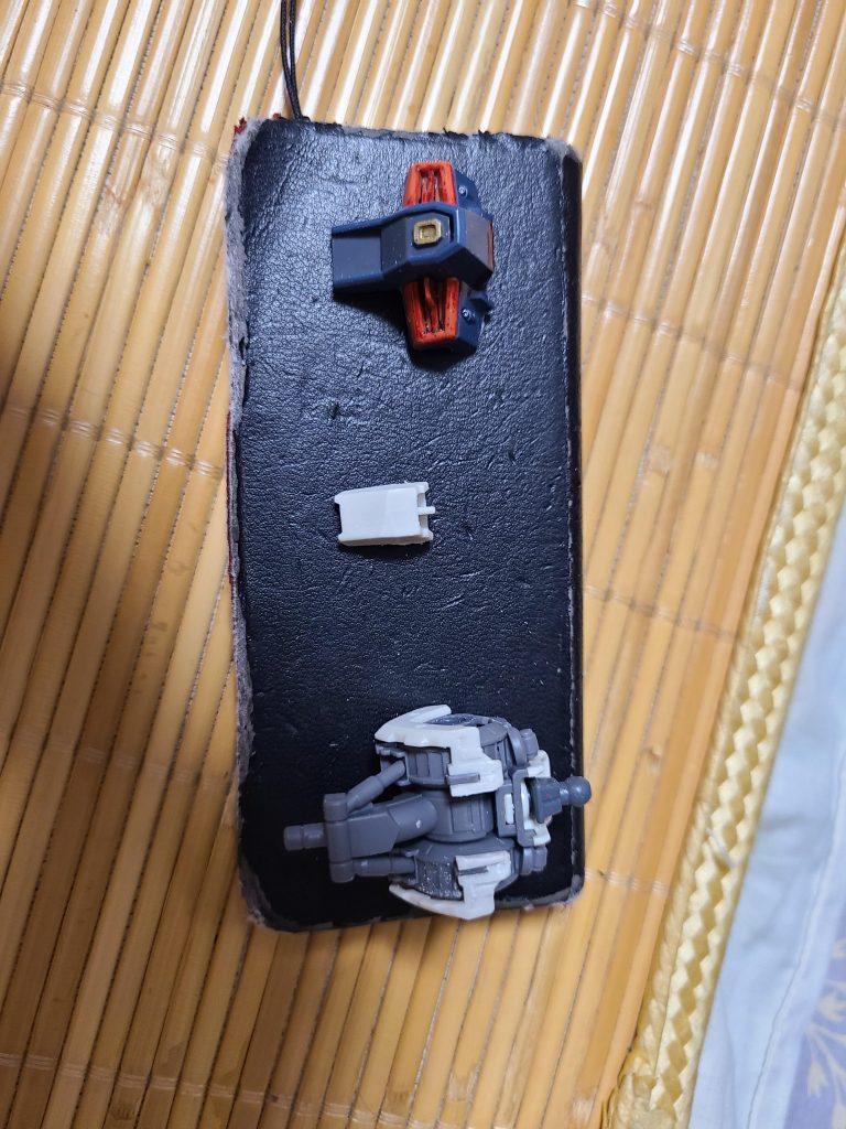ガンダムフレームのボディに既存のボディを取り付けるにあたり初めて部品をカットし組み合わせるのを試しました。カットしてヤスリかけて少しずつ調節する難しさ!