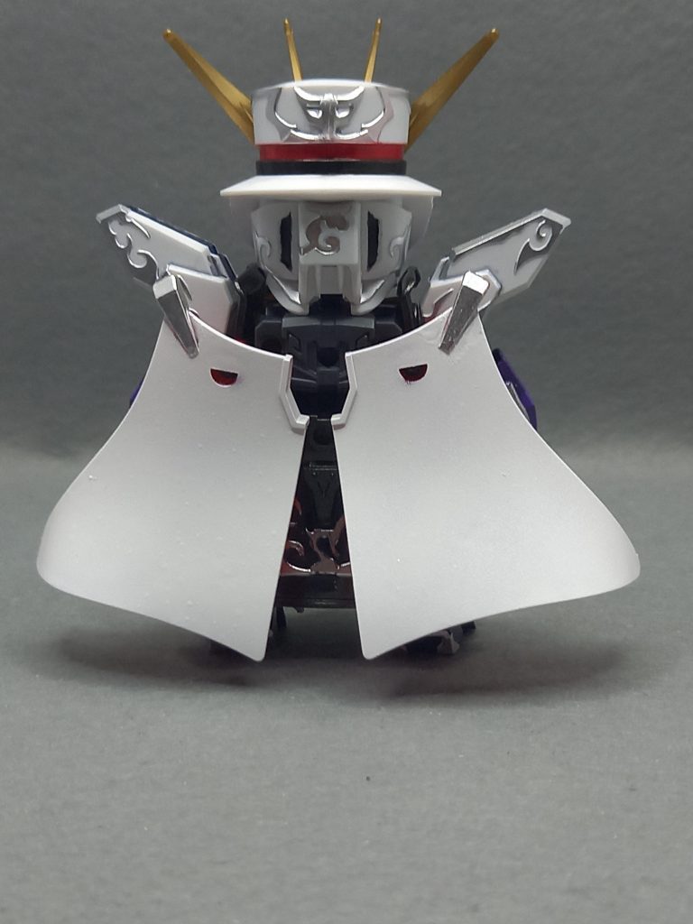 マントはクリアレッド1色でしたのでガンダムマーカーのニューホワイトをエアブラシシステムで塗装、シルバー部分はシャインシルバーを使用しました✨