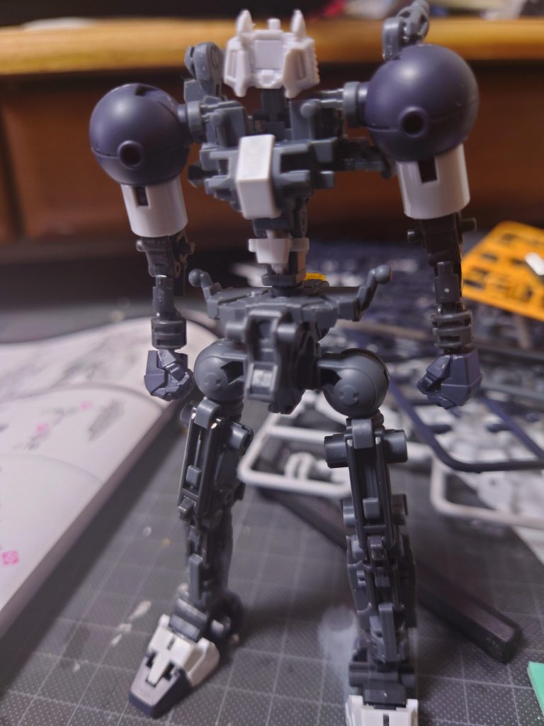 トールギス建造途中、みたいな感じです。RGはフレームがあるおかげで組んでる途中でも絵になりますね。