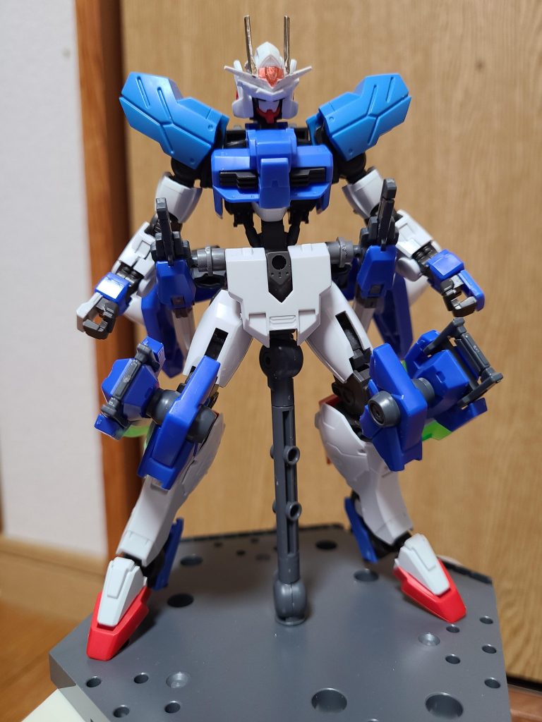 塗装前。アスタロトベースにヴィダールやダブルオーのパーツを組み合わせている。制作中に足が破損したため、スタンド必須になった