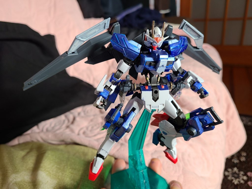 背面に装備した翼はシンプルな造形ながらも鳥のツグミの姿を模す悪魔としてのカイムのイメージに近づけようと制作されている