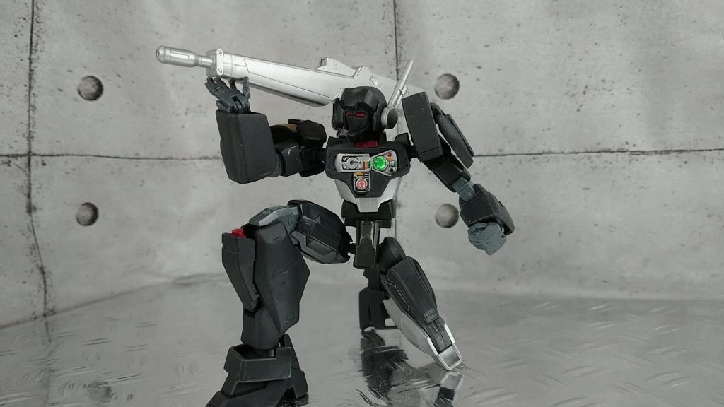 メイン武装のバスターガンを構えてハイドラガンダムの武装をそのまま転用しています