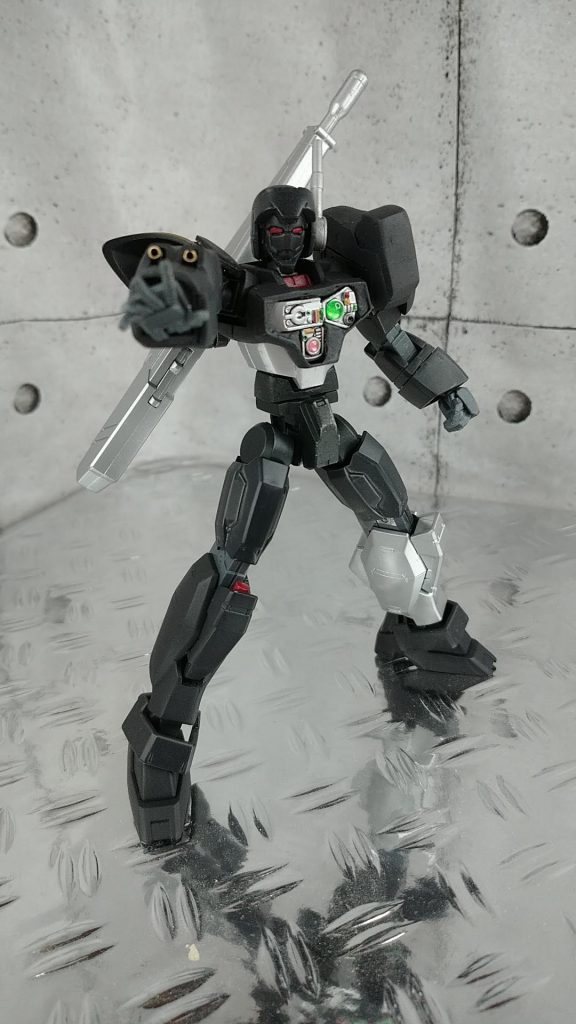 右腕のイフリート改のグレネードランチャーを使用した腕部バルカン砲またこれらの火器管制やメイン動力などを一挙に担っている胸部のメカっぽい部分はMSレドーム01を使用しています