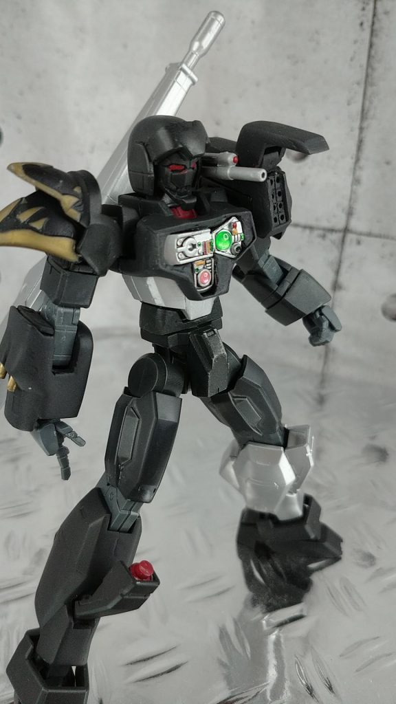 サブ武装としてシステムウェポン10のバレルを使用した頭部アンテナ兼レーザーガン肩の余ったアデルの右肩パーツで自作した8連装ミサイルポッド右膝のジャンクパーツで作った反応弾(発射時を再現できます)