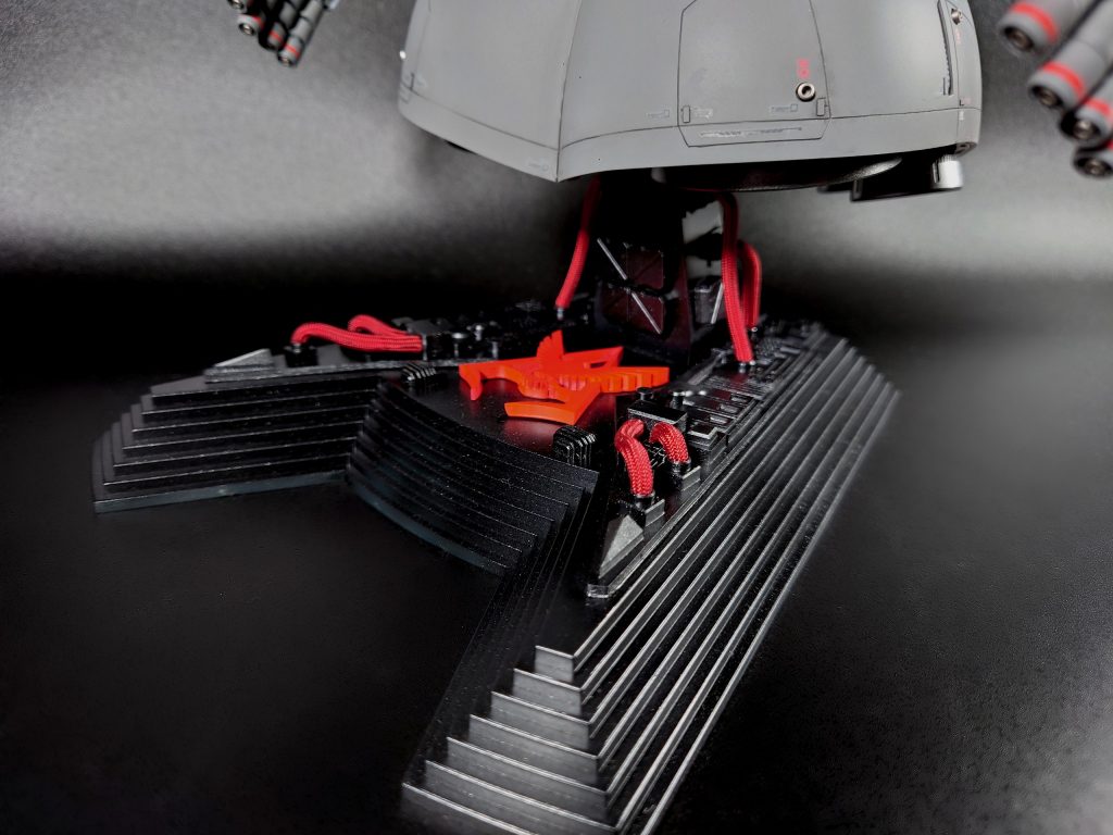 キット付属の台座は大きい割にツルンとしているので適当な感じでパーツを作って貼り付け、ワイヤーねじ込んでそれっぽくシャアのパーソナルマークも3Ｄプリンター製