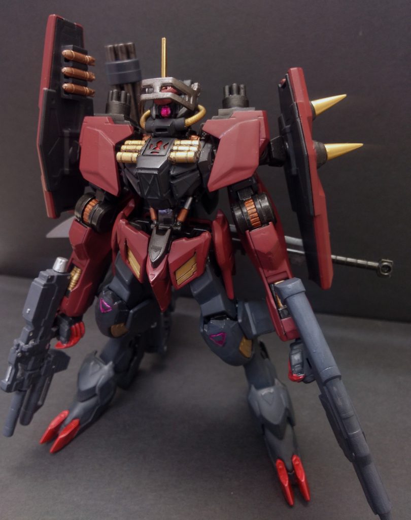 本体にいろいろと付け足ししていますがそのベースはほとんどレクスです。肩のみグレイズと取り替えました。