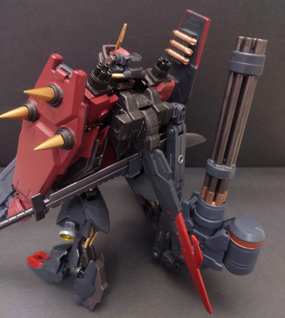 後ろ姿です。バックパックの左右に3ミリ軸を接続できるようにしています。今回は右側にジャイアントガトリングを接続し、左側は不使用です。腰には大型メイス用のマウントパーツに手を加えて大型ソードをマウントしています。脚部にはバーニアを増設しています。