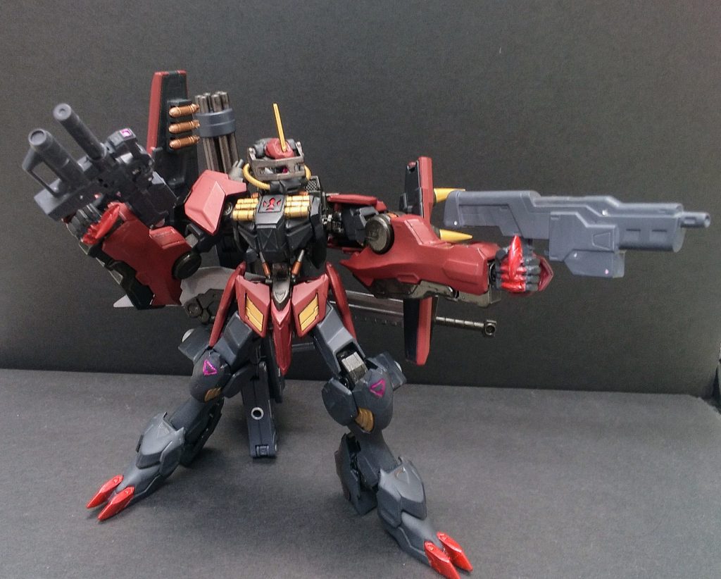 右手のライフルはシステムウエポン003、左手のマシンガンはユーゴーから使用しました。できれば両方を実弾のマシンガンで合わせたかったのですが、そこは昨今のガンプラ事情をお察し下さい。