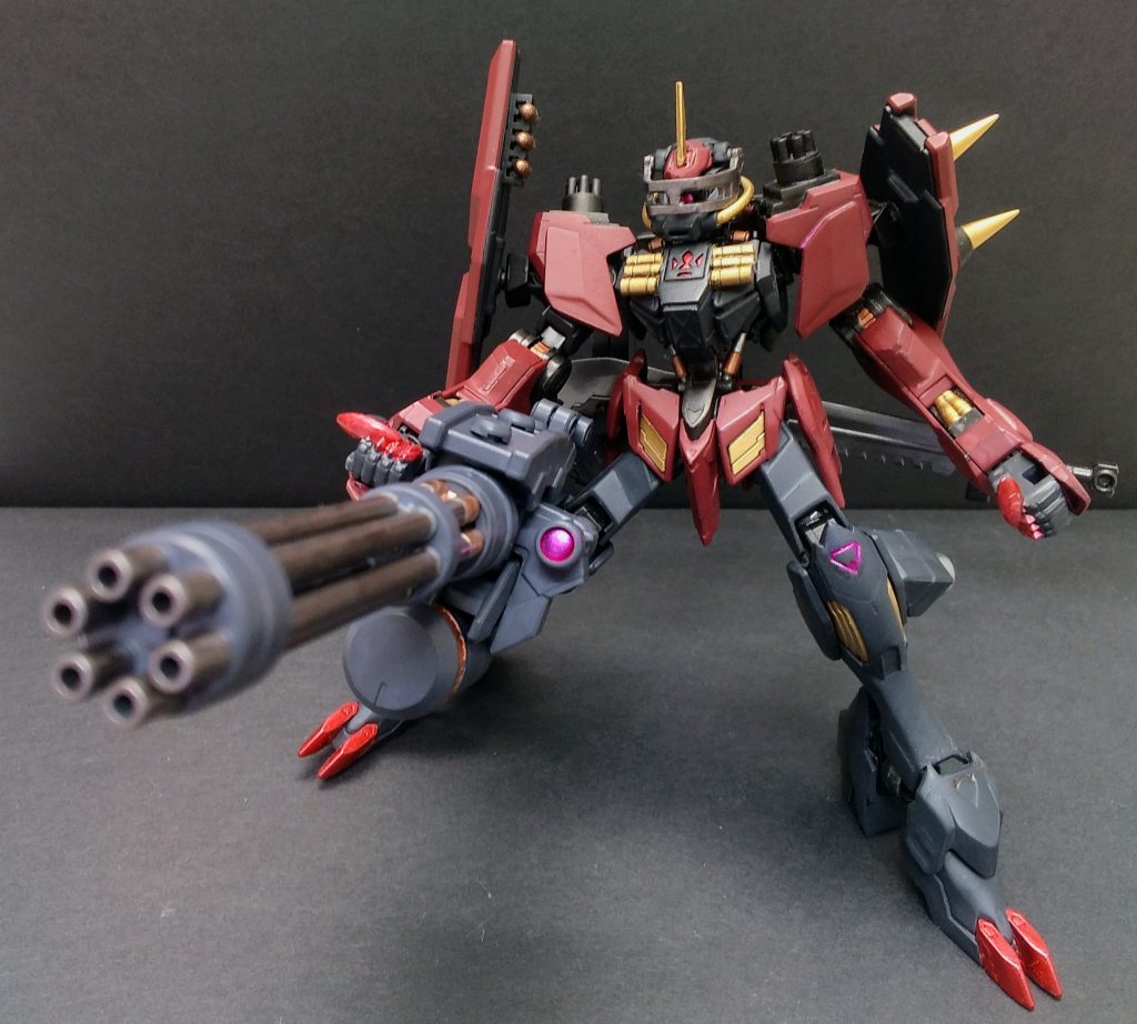 ジャイアントガトリングはバックパックとアームで連結しているので片手で構えることができます。