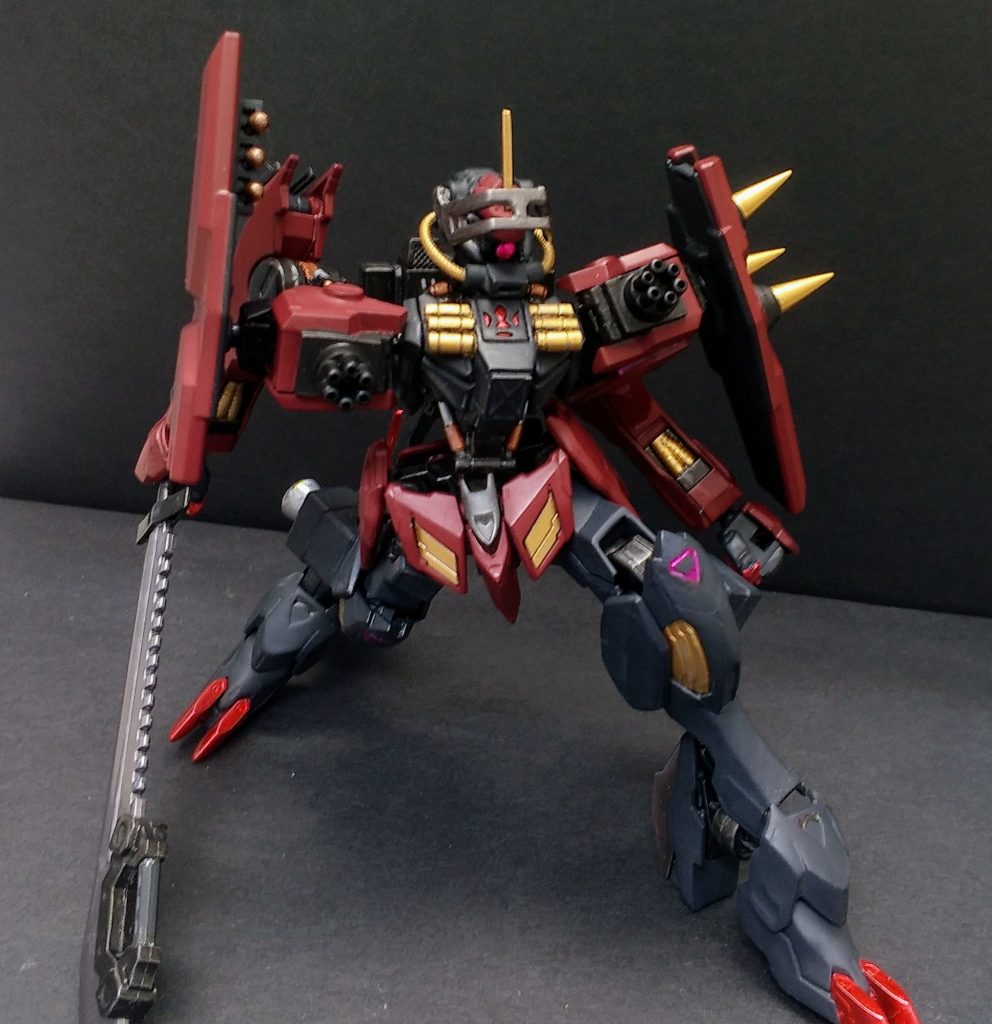 撃ち尽くした武器はパージしましょう。ちなみに右肩のミサイルラックは、ザクの脚部ミサイルポッドを中が露出するまで削っただけなので1本ずつ取り外せますが、塗装剥げが怖いからパージ不可です。逆に胸のハンドグレネートは、コトブキヤのケーブルバーツを切って貼り付けただけなのでパージ不可です。