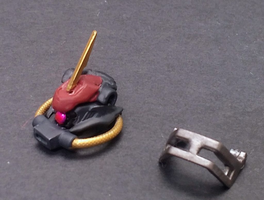 頭部バイザーを外すとこんな感じです。バイザーとして使ったのはガンダムシャイニングブレイクの余剰パーツ、たぶんシャイニングガンダムのアンクルガードでしょうか。頭部内蔵型のキャノンは私の力量では無理