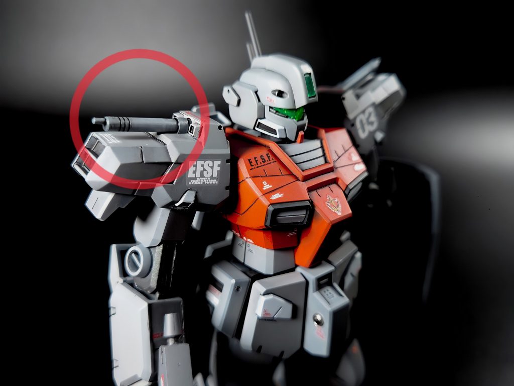 元々は前後合わせのビームサーベルも一体化したパーツだっので、切断&穴埋め&成形