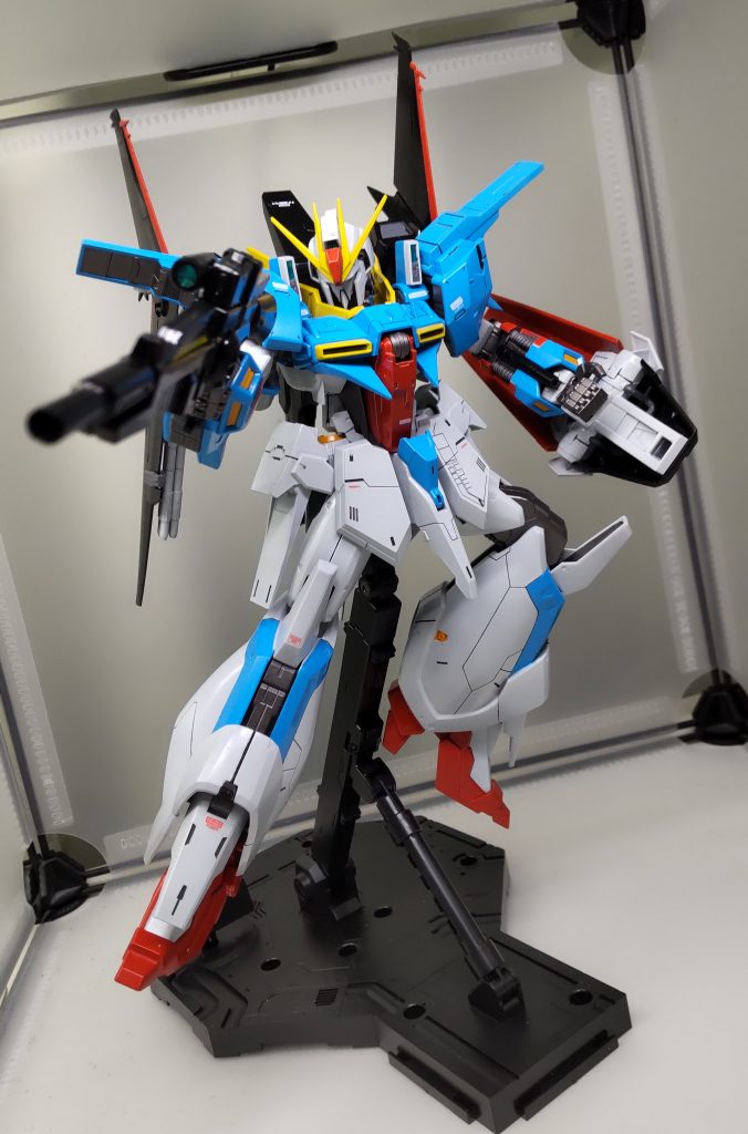 ライフルと盾を構えたポーズ…ただ盾は腕との接続箇所が塗装はげそうで(笑)あんまりつけたくないなぁ