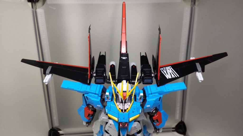 スリングパニアーやリフターのような背面飛行ユニット、と解釈すると個人的にはツボだったのも嬉しいところです。よく「ガンセイヴァー」っぽいと言われるリントヴルムですが、こうなると余計にそう見えます(笑)