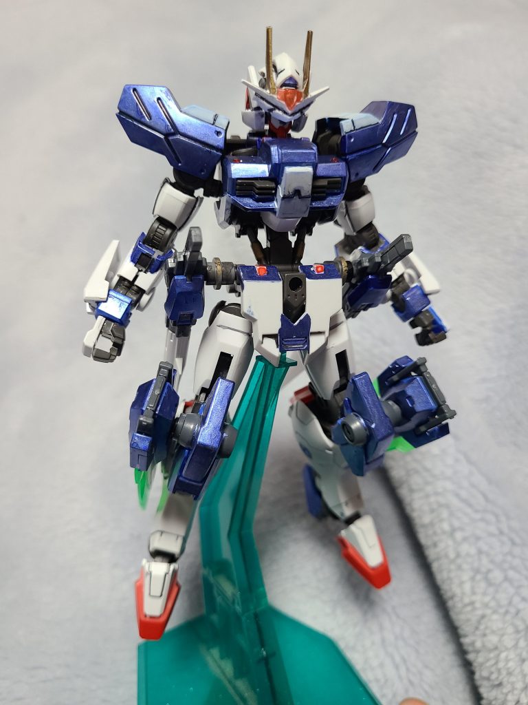 基本の姿。厄災戦時に顔面のパーツを守るようにバイザーをつけている。主武装は腰の剣と脚部に装備したカタール。