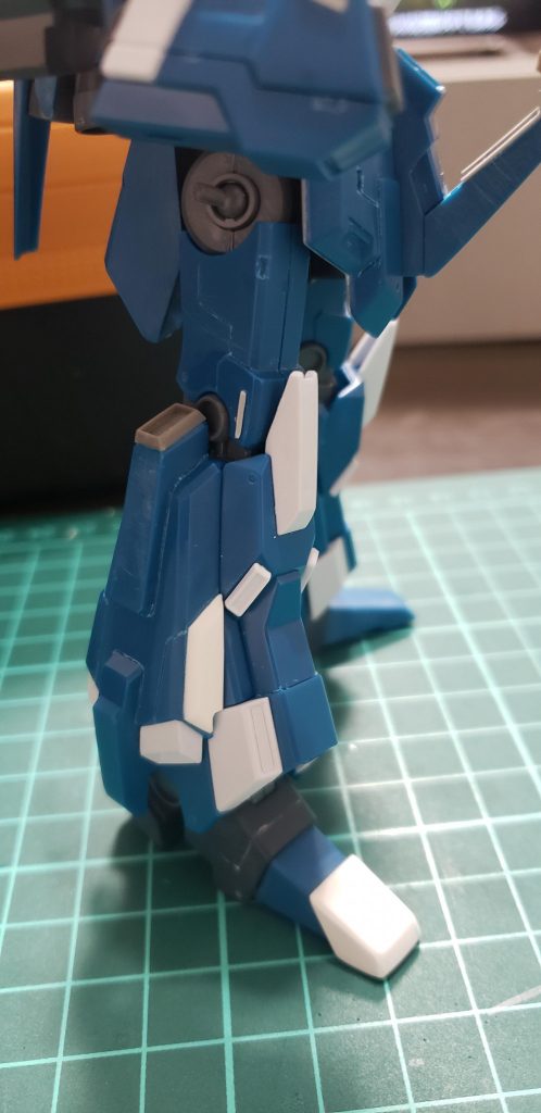 足の爪先延長とサイド部のデザイン、スラスター追加