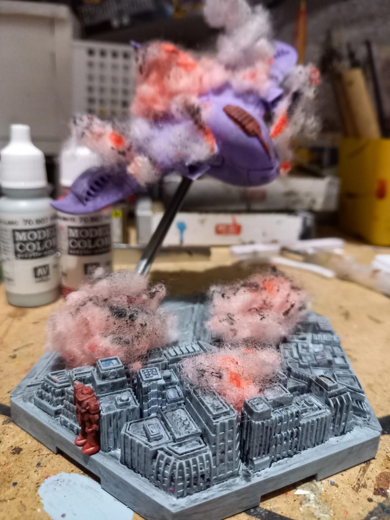 市街地はグレー一色　ガウ一部とザクを赤綿の中心に蛍光オレンジ筆塗り　あとはウェザリングカラーでチョロチョロ