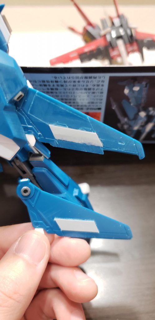 ウイングの形状変更。奥に見えるRGエールストライカーパックを参考