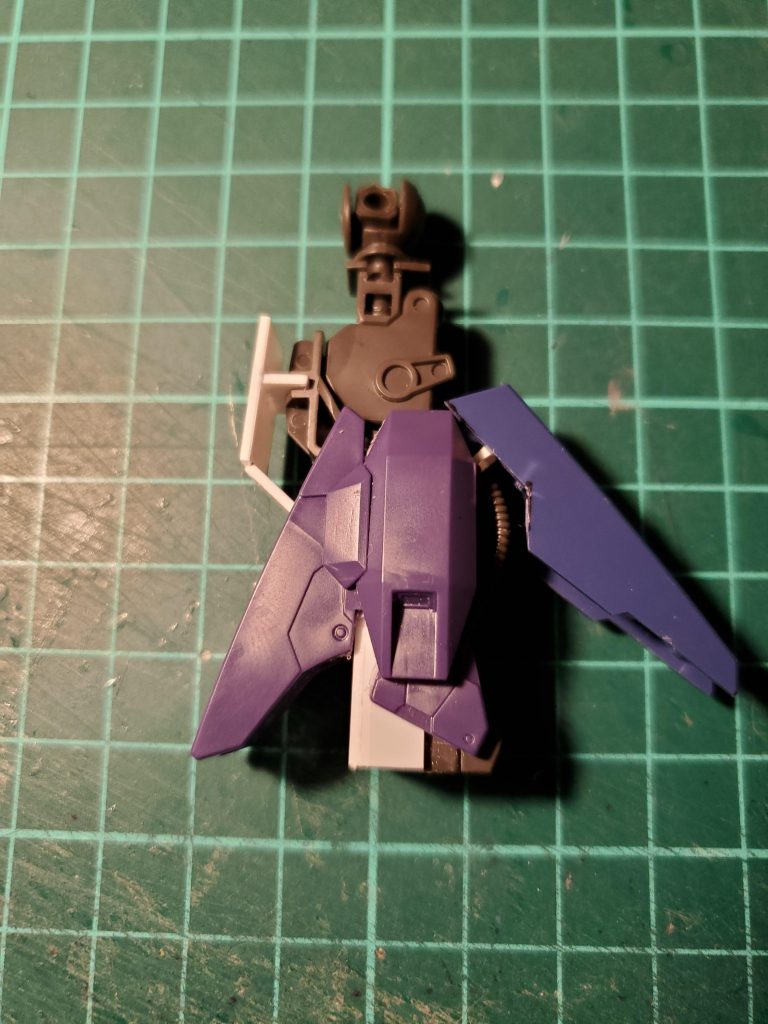 脚部は、プラ板で装甲のフレームを製作し、ジャンクから装甲を製作。