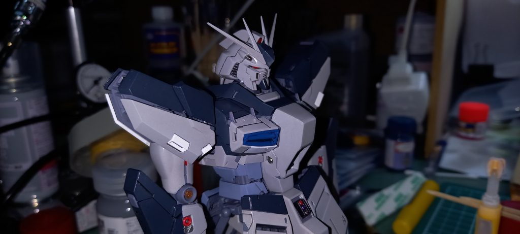 塗装完了すぐの上半身です。