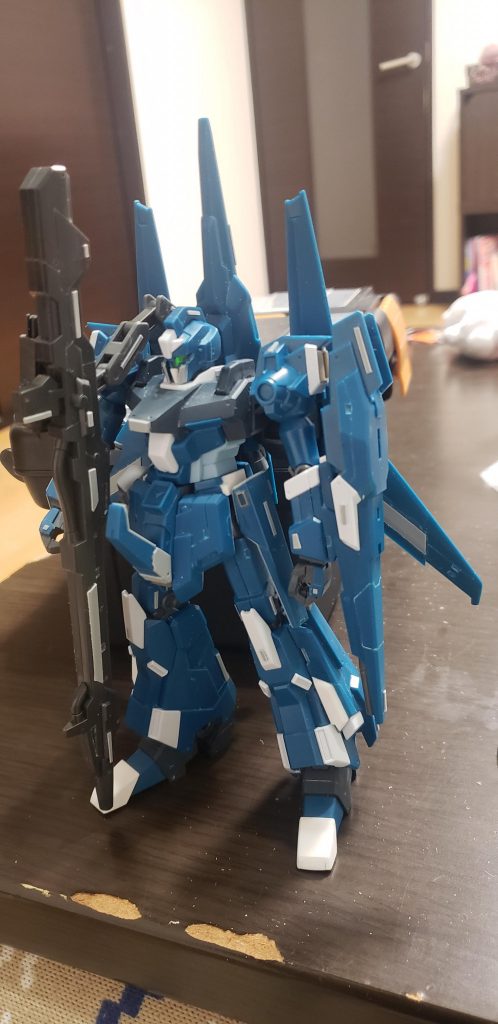 プラ板貼ってあるところが主な変更箇所です。(顔、腰、胸部、等々)分かりづらいですがフェイスパーツの頬回りは延長し、口元は百式寄りな顔にプラ板加工。